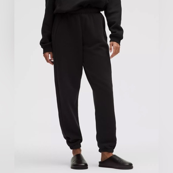 Lululemon Scuba Mid-Rise Oversized Jogger
Regular - Picture 1 of 12